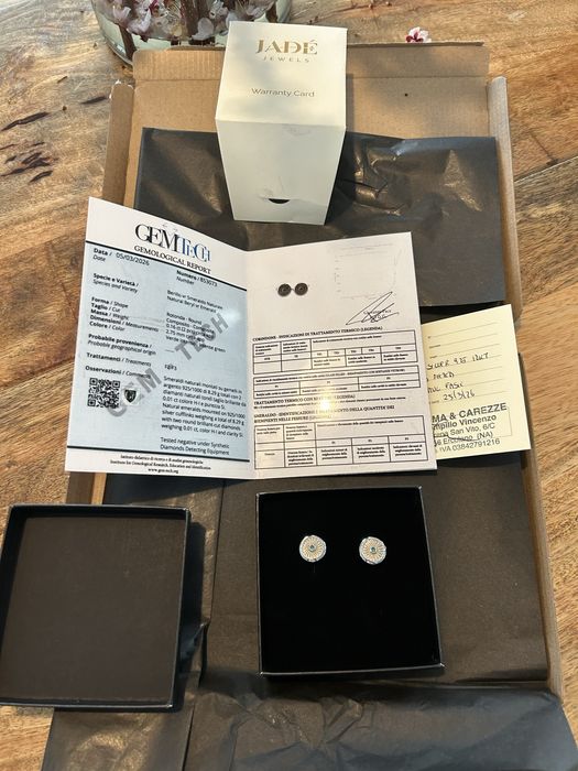 Butoni placati cu aur, cu diamante si smaralde