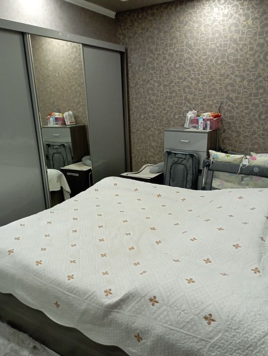 Продоется 2ком. квартира в алмазарском районе 1 этаж,  Кара камыш 2/3