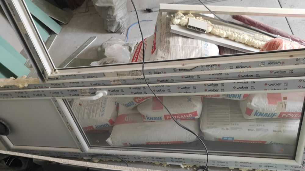 Пластиковый окно и дверь