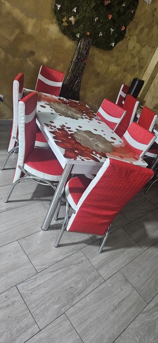 Vand canapele si masa