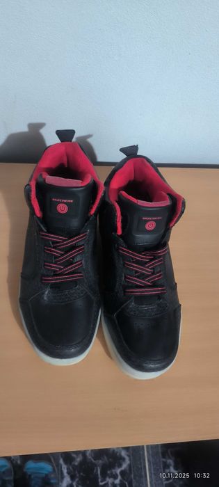 Vând adidași băiat Skechers