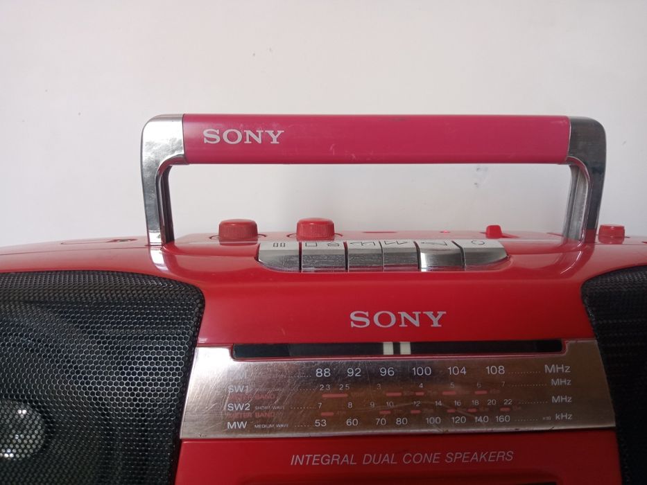 Магнитола SONY работают  FM есть