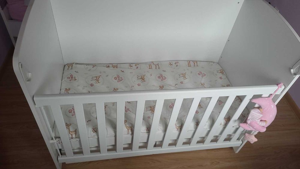 Бебешко легло с люлеещ се механизам в бял цвят