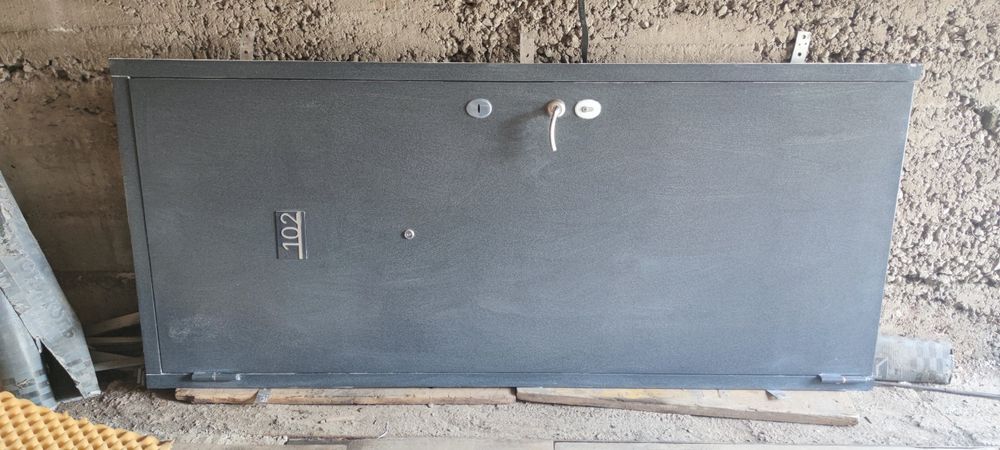 Дверь входная металлическая б/у продается.