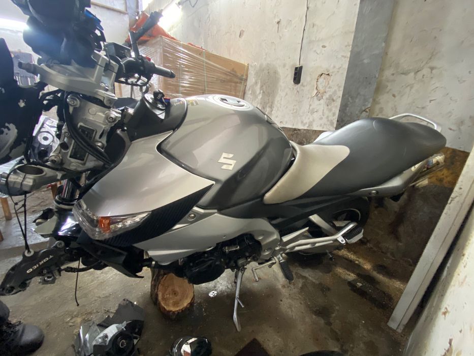 Suzuki GSR на части