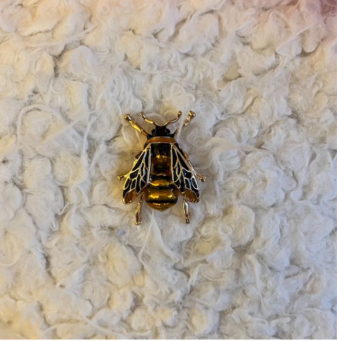 Красива брошка  пчела
