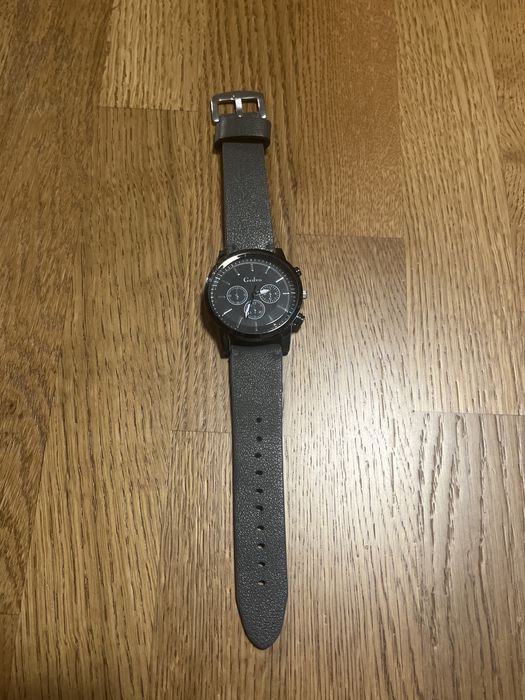 Чисто нов черен ръчен часовник