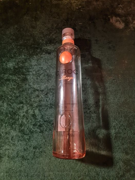 Празни бутилки от водка