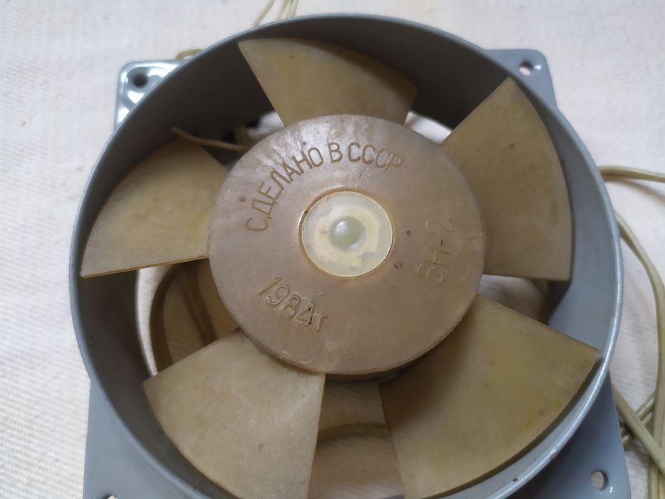 Вентилятор охлаждения.