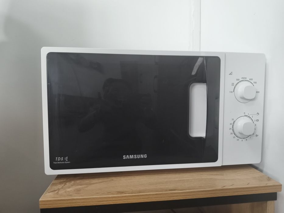 Продам микроволновую печь Samsung ME81ARW