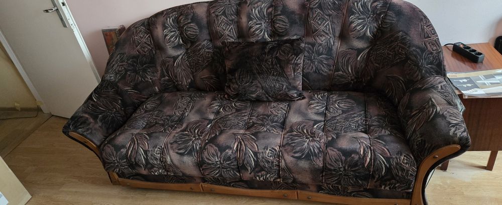 Диван с два фотьойла и две таборетки