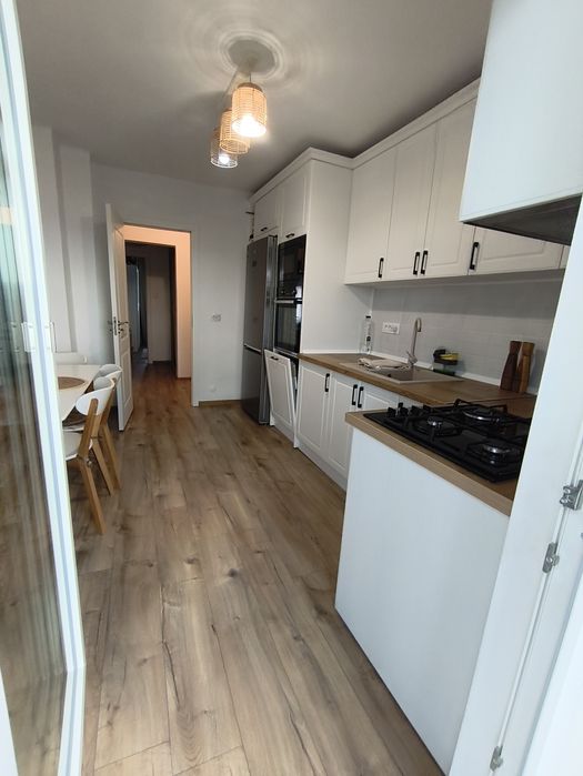 Vând apartament patru camere,Mioveni , renovat de la placă,liber