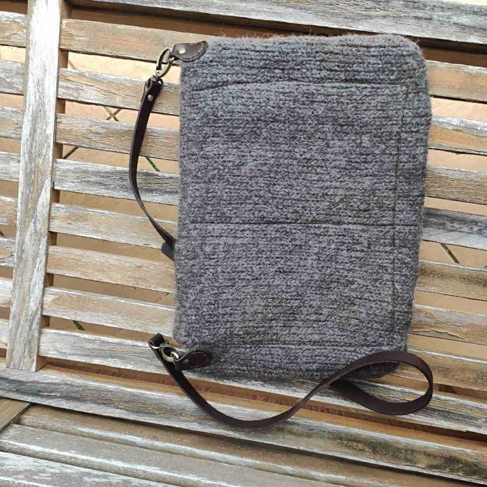 Стилна вълнена чанта с кожена дръжка, ръчно изработена