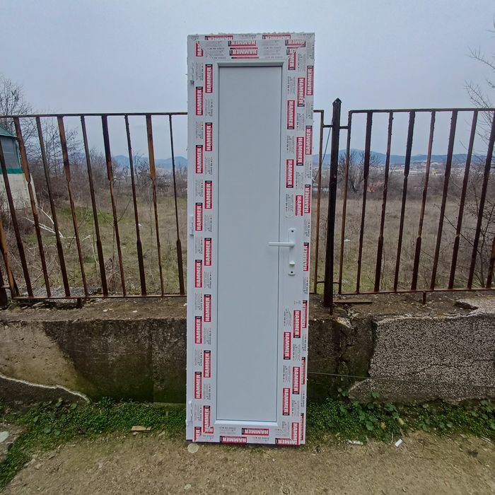 Врати за баня  бели със огледало от едната  страна по желание