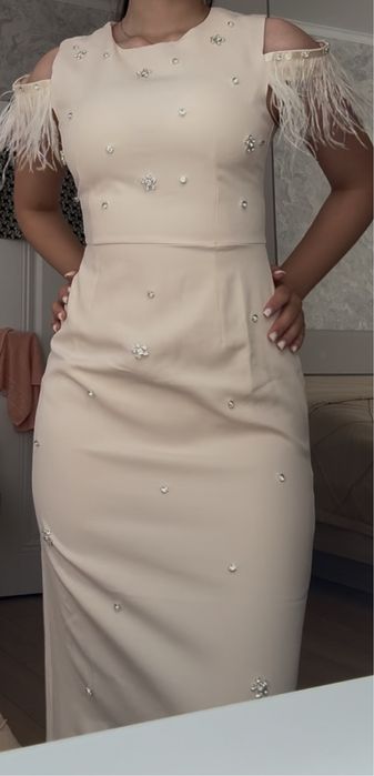 Платье бежевое с акцентом