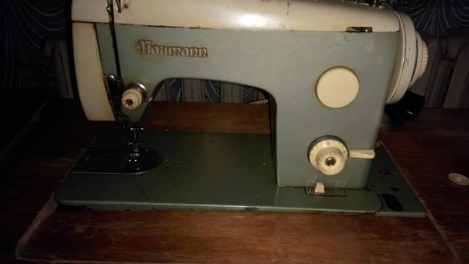 Продавам шевна машина " Науман"крачна и на ток