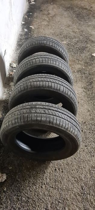 Продавам 4 летни гуми Пирели 185/65 R15, запазени.