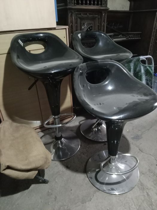 Креско и стулия.