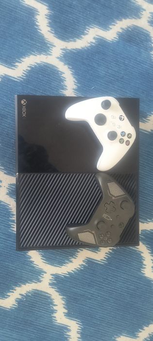XBOX ONE с 2 контролера