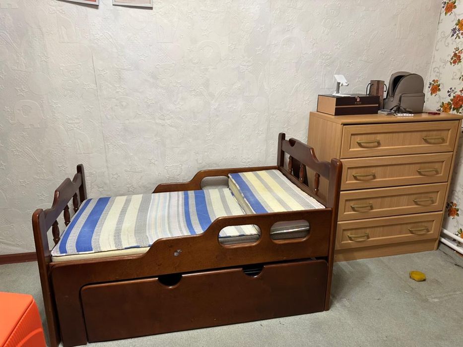 Стол и детская кровать