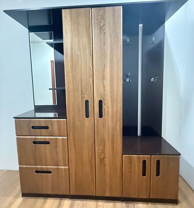 Продается шкаф в прихожую