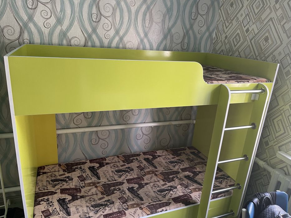 Продам 2-х яросную кровать б/у