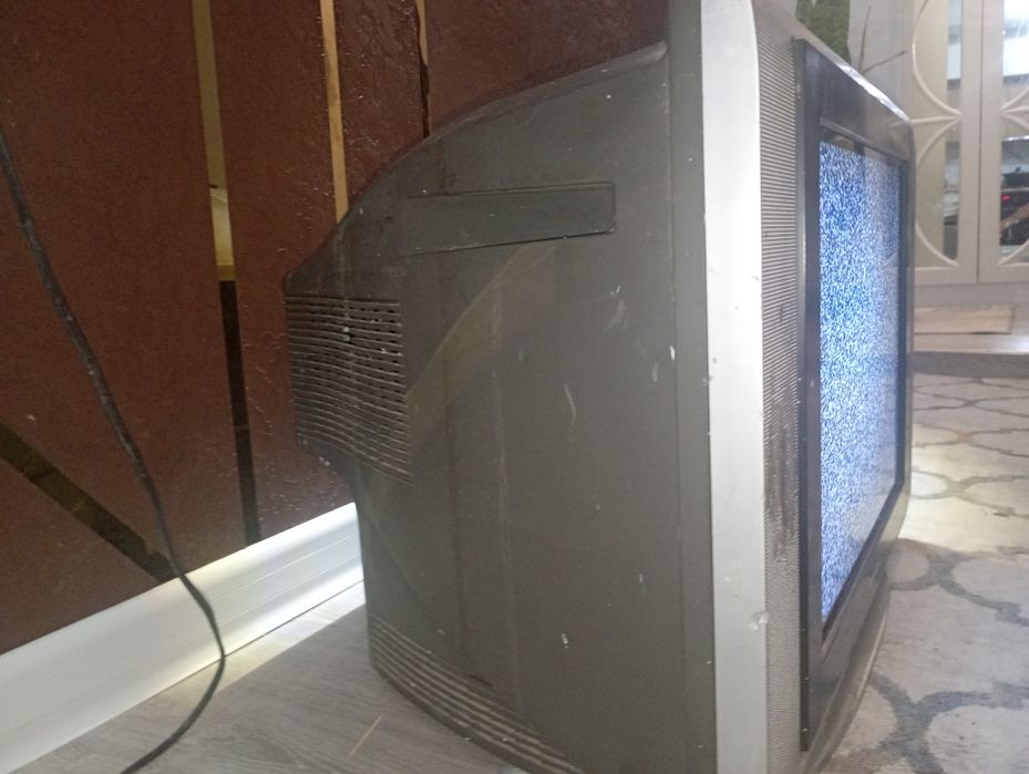 Телевизор істеп тұр.