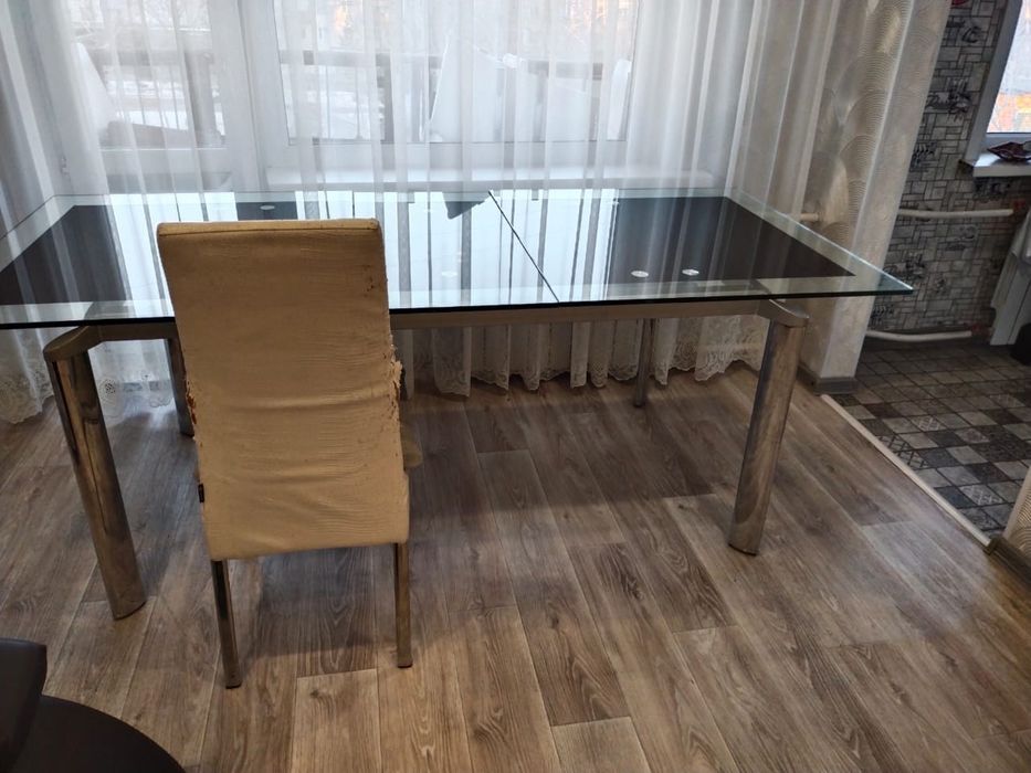 Продам стеклянный стол