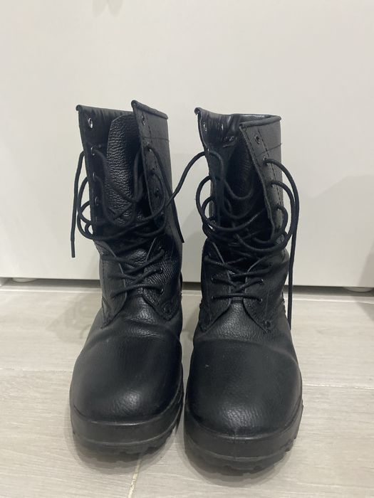 Берцы, ботинки для военных.