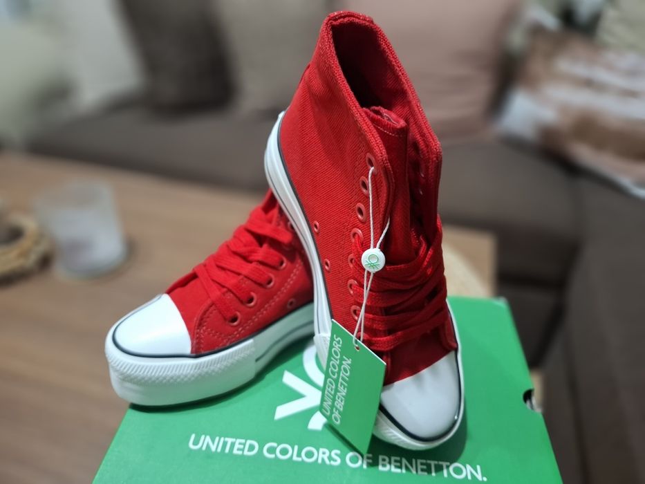 Червени кецове на Benetton