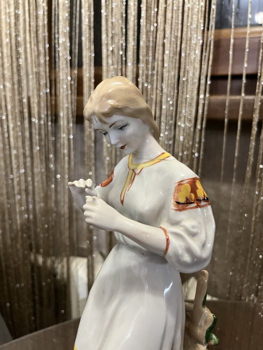 Фарфоровая статуэтка девушки