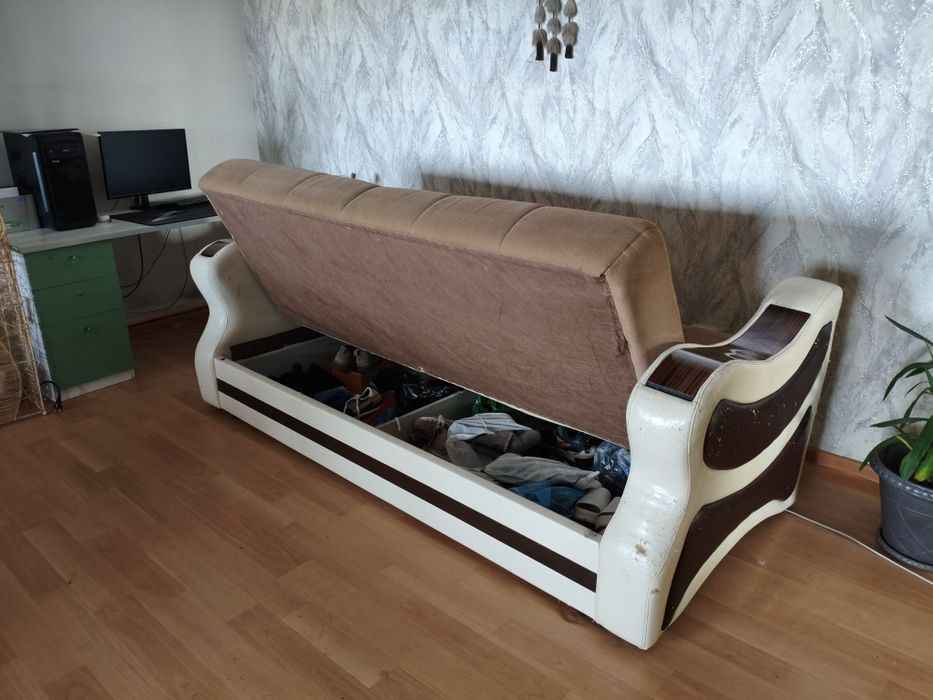 Продам диван и угловой стол