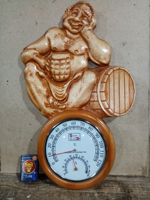 Часы в резной раме