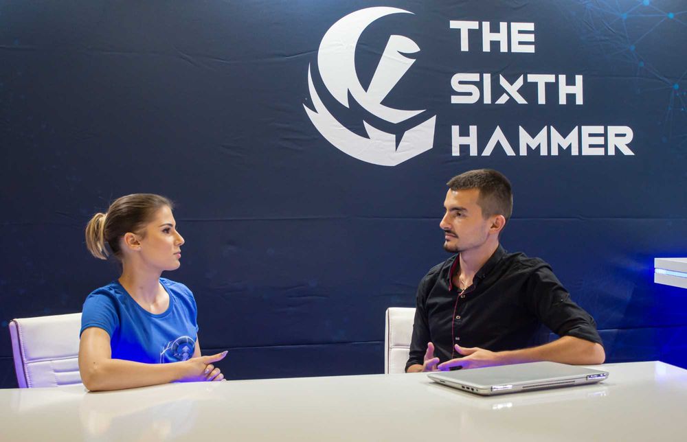 Масивна и стилна маркова маса + столове за изложения - бял цвят