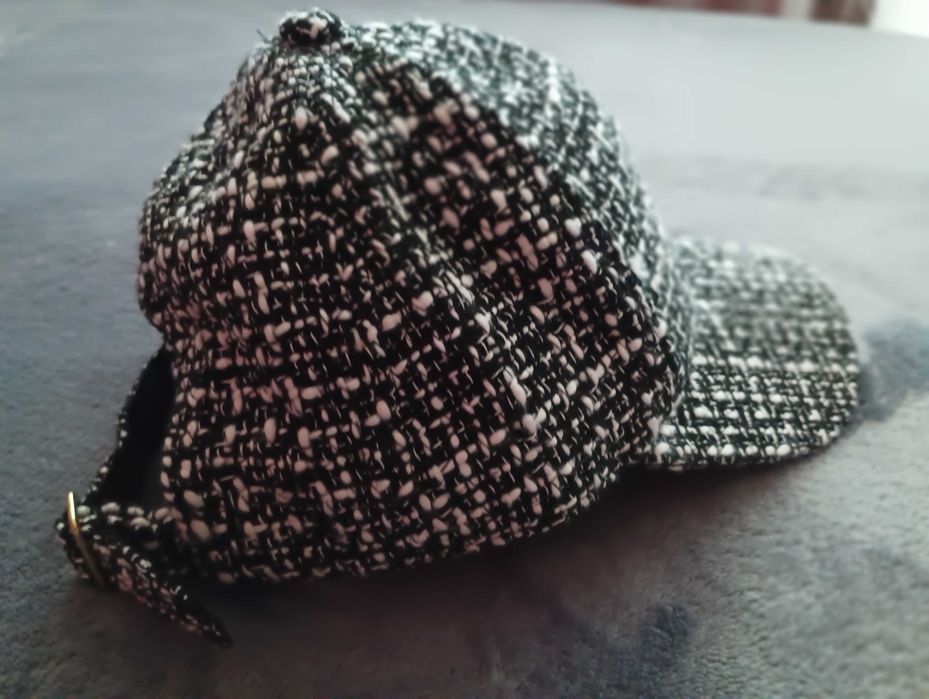 Пуловер със шапка