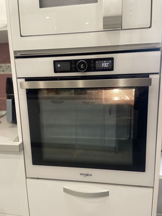 Vand Cuptor Whirlpool AKZ9