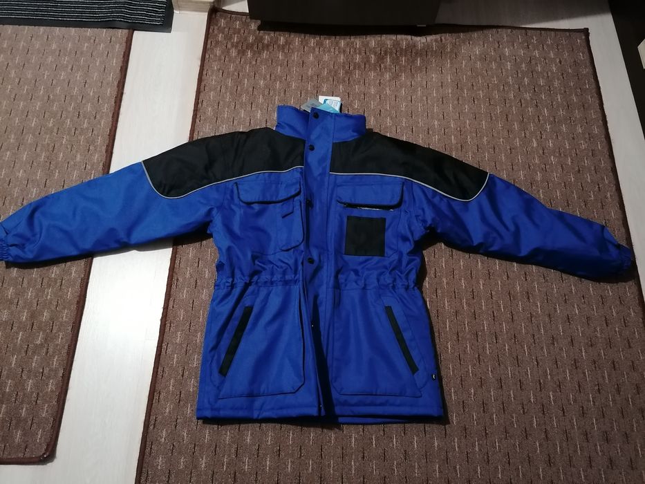 Geaca impermiabilă Ultimo este mărime s dar eu zic ca este un M