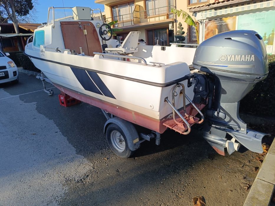 Лодка с извънбордов двигател