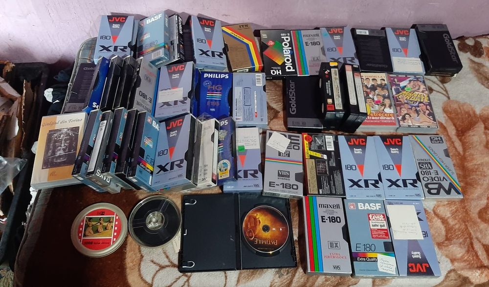 Vând casete video filme vechi traduse vocal în stare bună