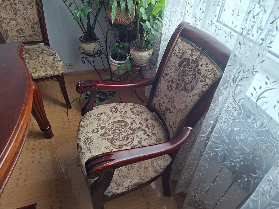 Продам стол со стульями в гостиную