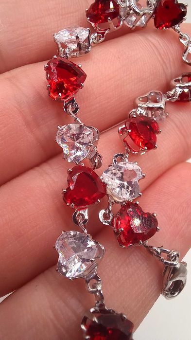 Луксозна гривна мартеничка с кристални сърца подарък за 8 март