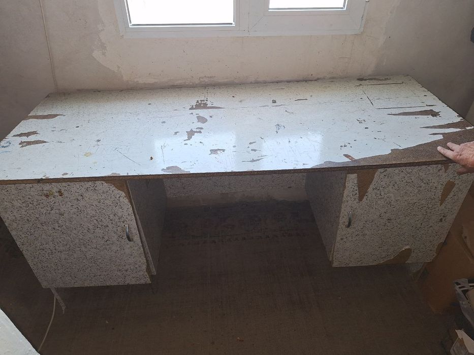 Сотилади стол   устига когоз епиштирса янги булади