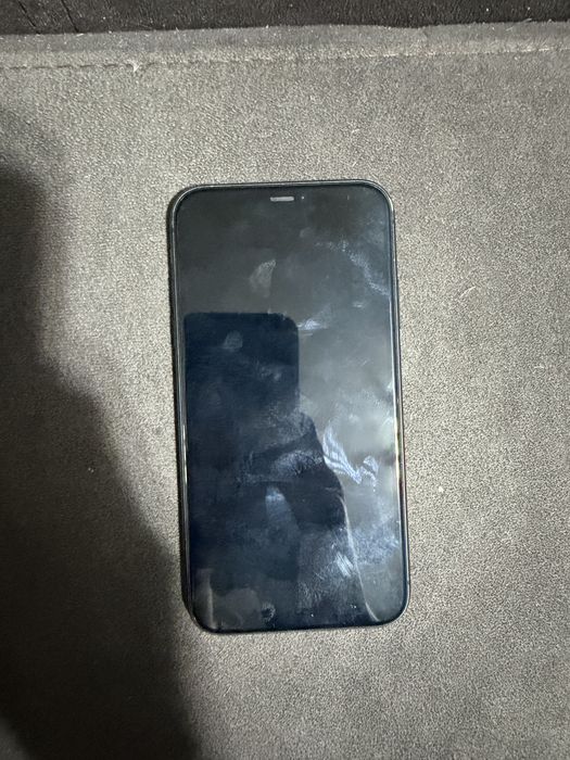 Продавец iphone 11