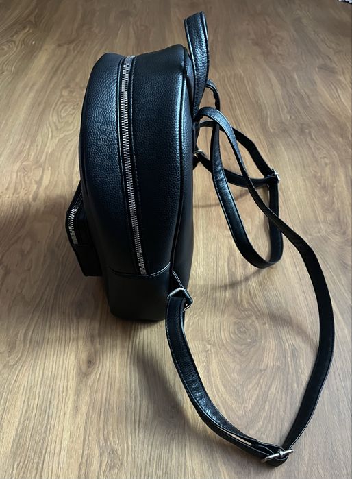 Продавам дамска кожена раница Pull&Bear