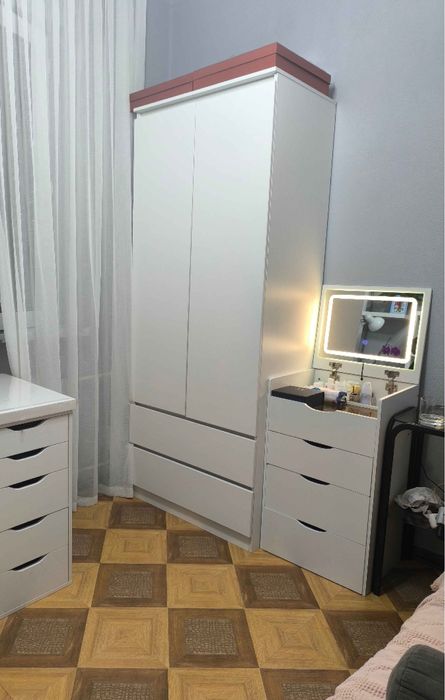 Туалетный столик с зеркалом и ящиками для хранения