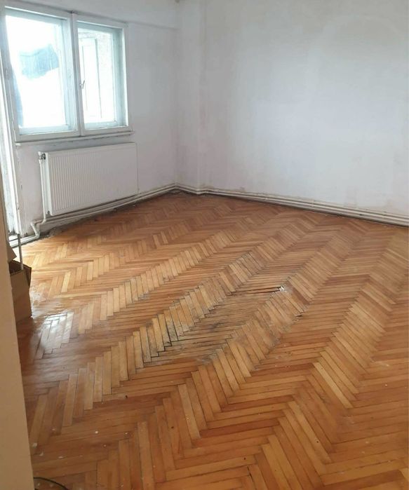 Ofer spre vanzare Apartament 4 Camere decomandat Str. Careiului