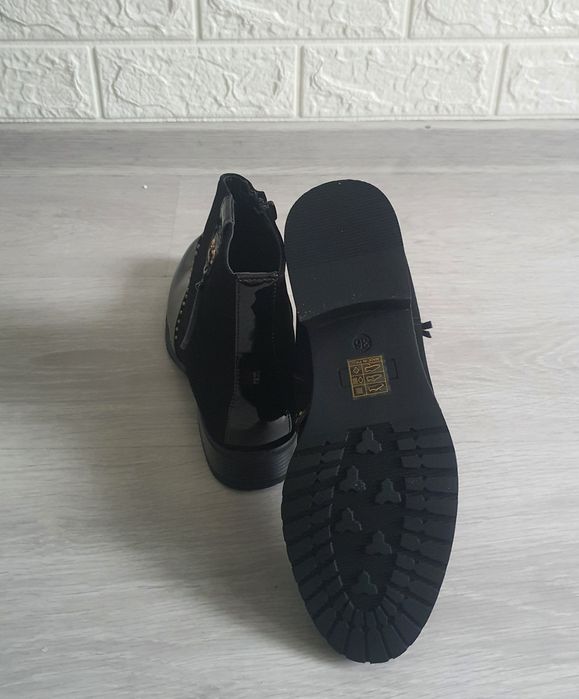 Botine negre cu detalii aurii
