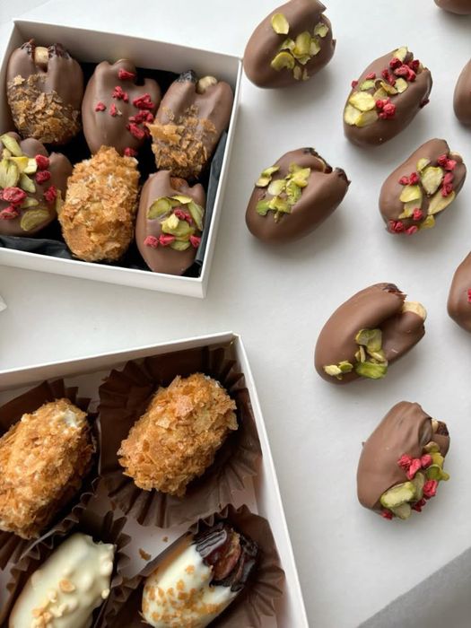 Финики в шоколаде с орехами