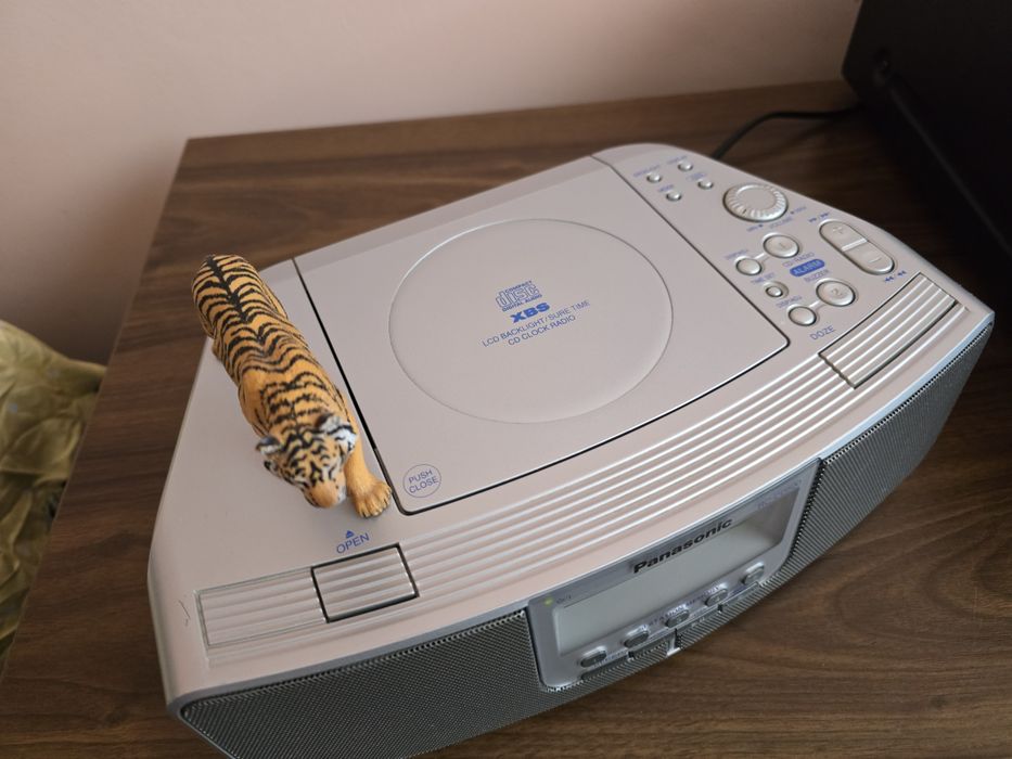 Panasonic RC-CD500. Un combo de vis. Alarm,clock, radio,cd. Preț fix !
