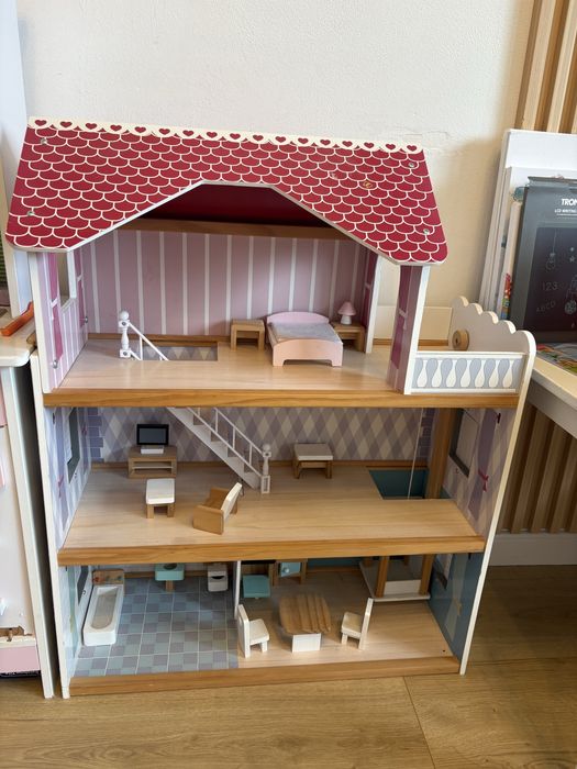 Дървена къща за кукли